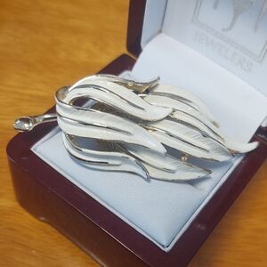 Vintage Cream Enamel Leaf Brooch Goldtone